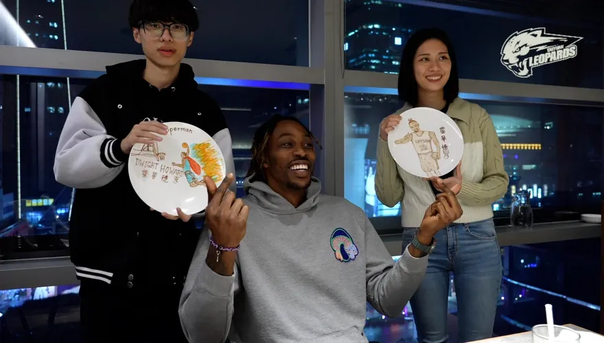 【影】魔獸再開直播！與幸運粉絲一起吃火鍋　霍華德笑喊：筷子真的好難用