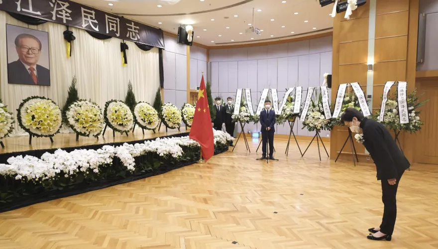 李家超、林鄭月娥、梁振英赴中聯辦弔唁江澤民　場外7千市民自發前往獻花