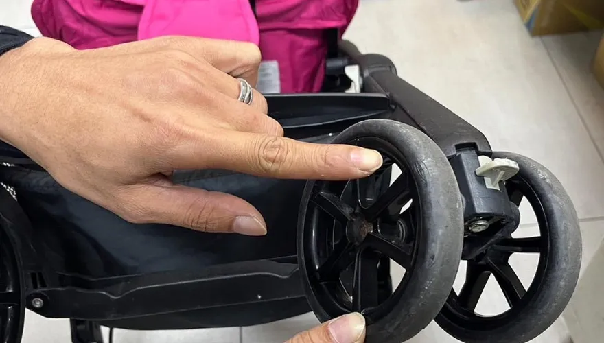【影】嬰兒車被公車門狠夾　母氣炸怒告司機：孩子在車裡