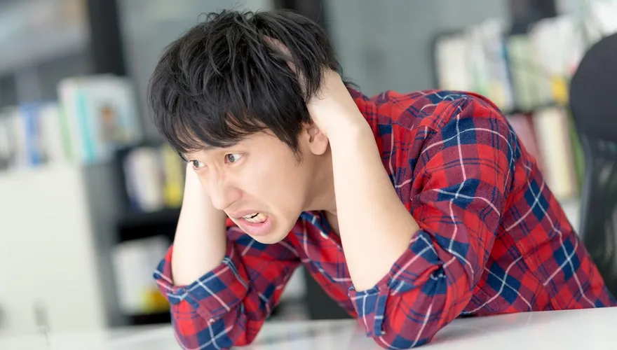 看傻了！27歲待業男情勒女友寫履歷遭拒　竟回「不要見死不救」
