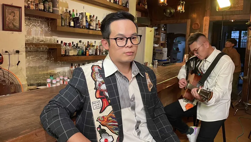 金曲歌手邱廉欽4寶爸！約會小嫩妹畫面曝光　他急澄清：有報備老婆了