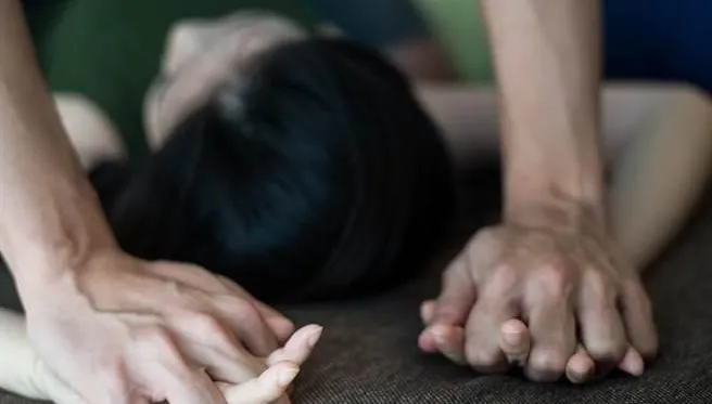 陽痿男潛入愛慕女家！手捆膠帶「起床履約啦」突軟進不去　他還辯：欠我一次