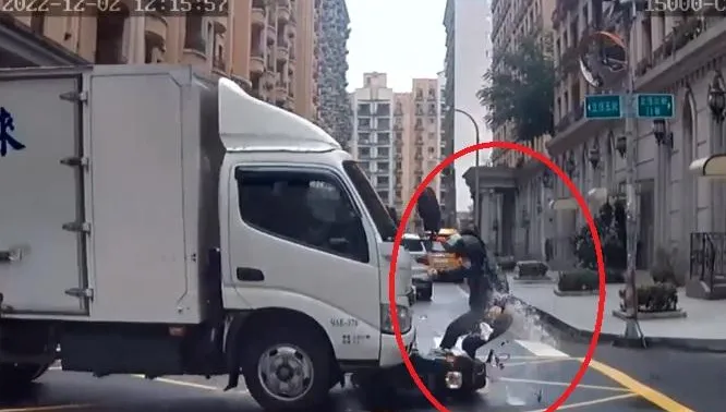 婦人騎車…貨車攔腰撞！她失去平衡「噴飛5m遠」　網曬截圖抓司機：他在滑手機