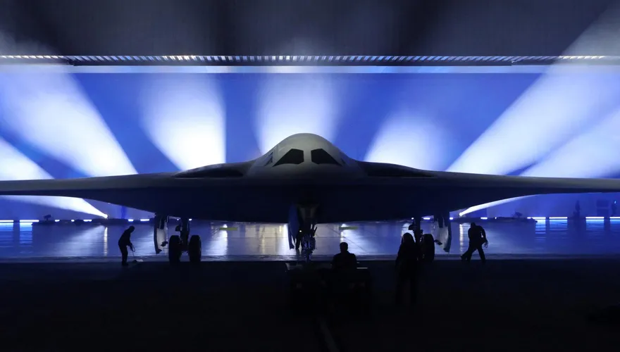 可攜帶核武器！美最新匿蹤轟炸機「B-21」首亮相　具備無人駕駛功能