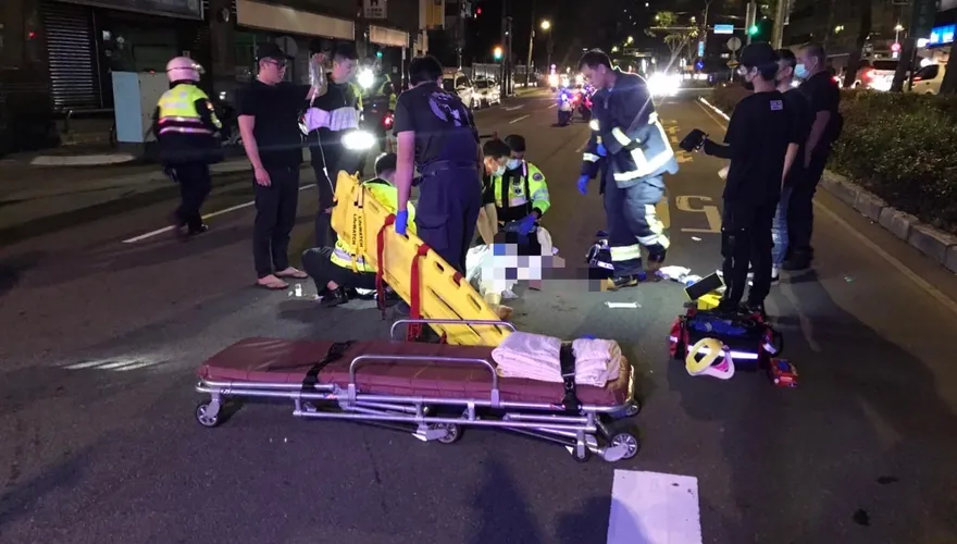 【影】連環撞！男撞死尼姑後機車「在地旋轉滑行」　高速掃倒路人再釀3傷