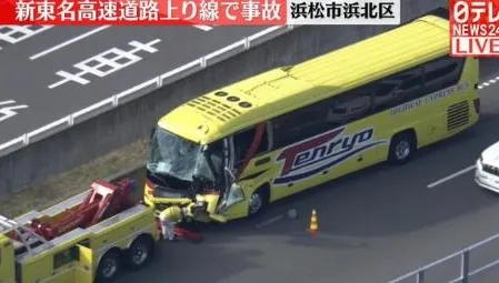 【影】日高速公路發生大巴與貨車追撞事故　造成8人受傷路段回堵3公里