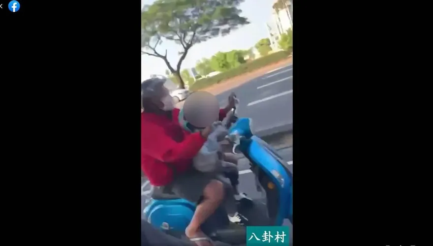 【影】超離譜！大人載小孩騎機車　催油門的竟是小孩