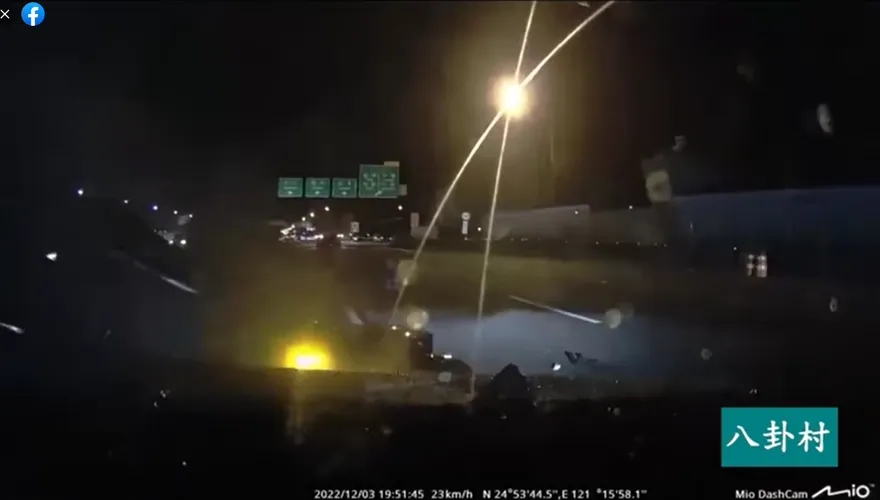 【影】大貨車鬼切釀禍！國道3號南下62.3K嚴重車禍　驚悚撞擊瞬間曝….