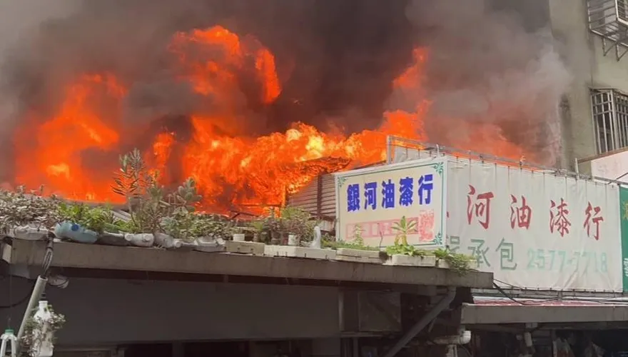 快訊/北市油漆行大火！濃煙沖天　警消佈水線組延燒