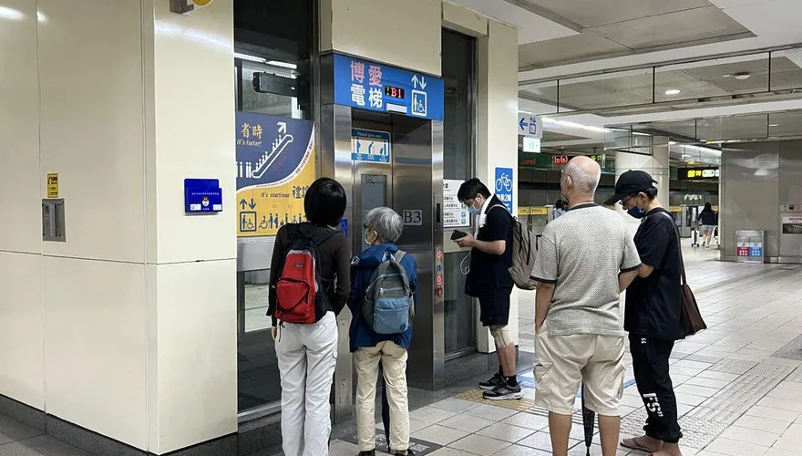 電梯按鈕「沒有關門鍵」！他緊張發文求解喊：怎麼辦　神人解答了