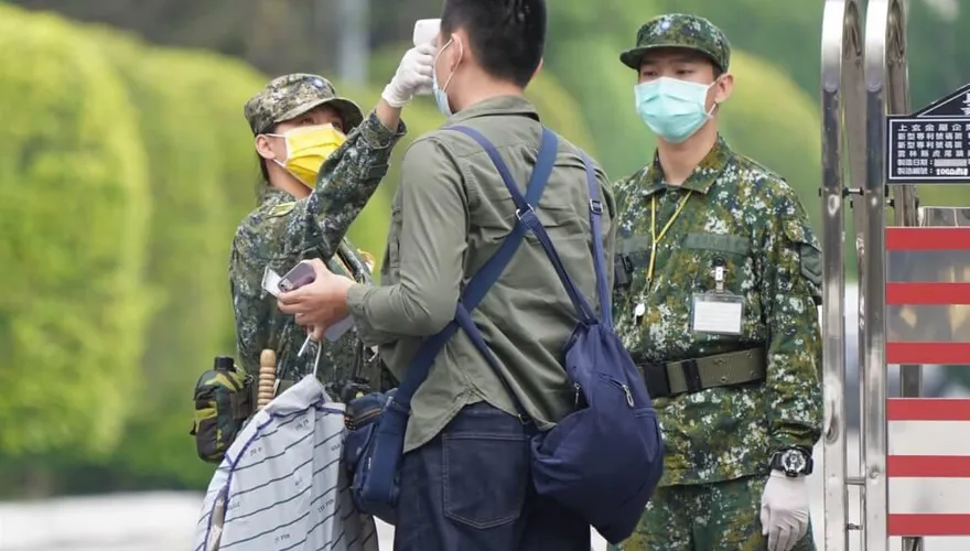 國防部宣布：官兵室外活動可脫口罩 但衛哨應全程配戴