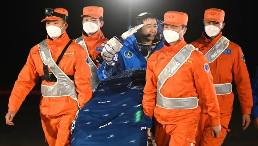 【影】「神舟14號」功成身退！「最年輕」太空人出艙　微笑向眾人揮手致意