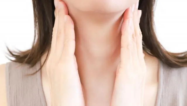 35歲OL長期熬夜突「聲音沙啞、脖子變粗」　 就醫檢查竟罹癌！
