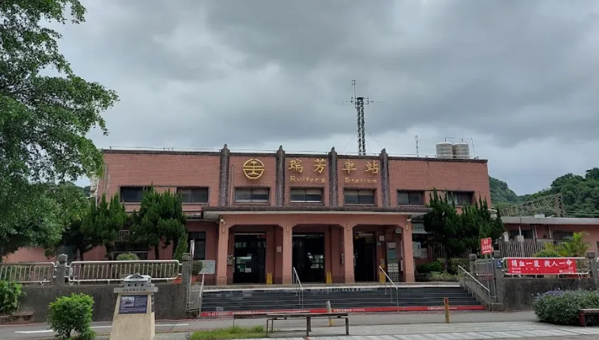 台鐵深澳線土石崩塌停駛19小時　搶修完成恢復通車