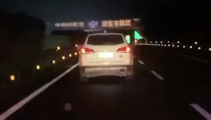高速公路驚魂記！定速失控停不下來！　狂飆500公里油跑光才停車