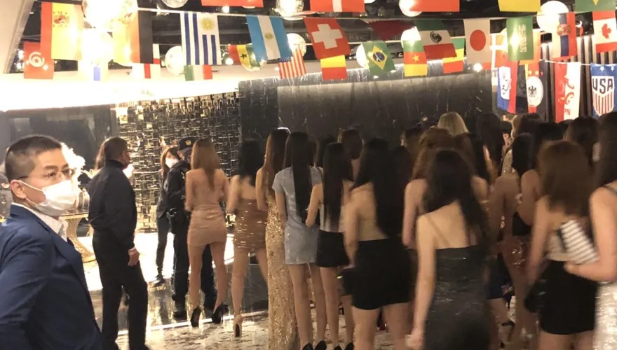 【影】美腿如林！北市中山警「區塊封鎖」臨檢　酒店小姐排排站