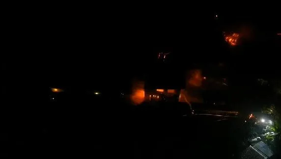 【影】台中鐵皮屋全面燃燒！面積達近百坪　費近1.5hr才控制火勢