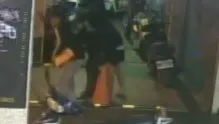 【影】行搶過程全都錄！訪友街頭衰遇3煞遭搶　慘失金8千警全力追緝