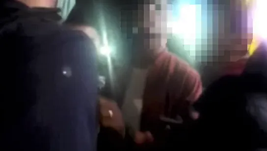 【影】慘！4屁孩酒吧看世足　跟隔壁桌挺不同隊爆口角　囂張戳員警胸口變在「地」青年