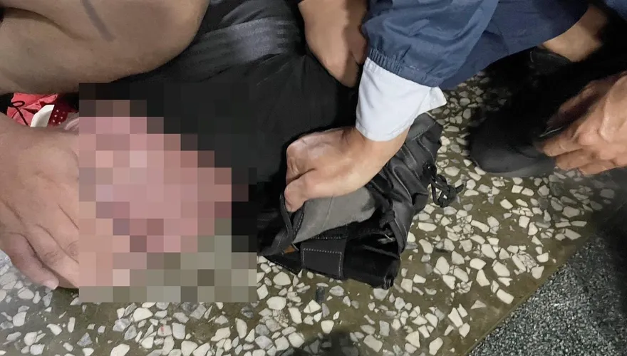 【影】身上竟有「芭樂」！警逮毒品通緝犯搜出手榴彈　軍方防爆小組緊急出動支援