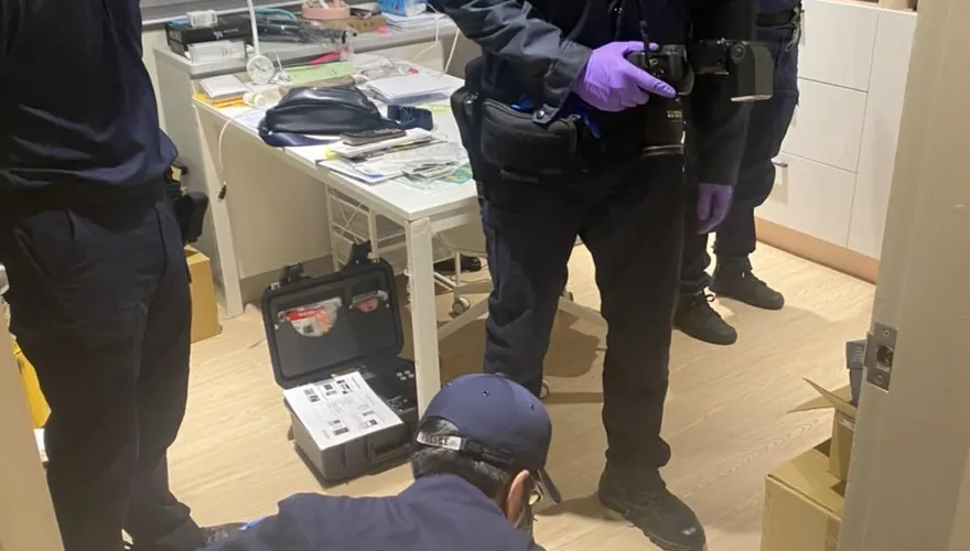 【影】「飛行草本」新種合成大麻竟標榜合法！警破獲製造工廠　國內首宗