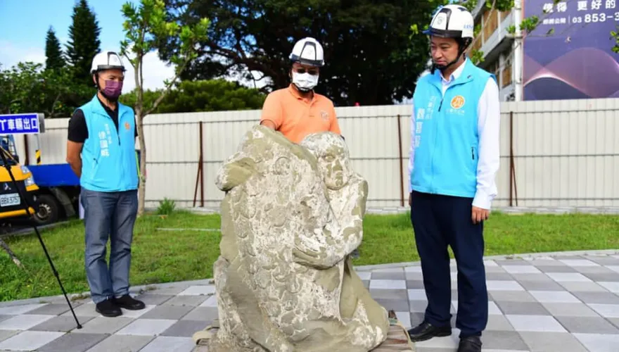 花蓮市知名噴泉「石來運轉」翻修挖到寶！日治金太郎抱鯉魚雕像現身