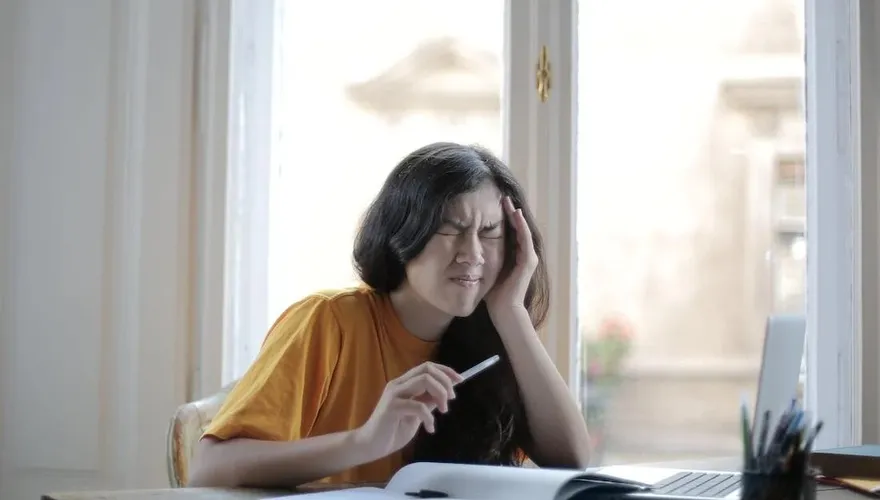 轉頭就暈眩！妙齡女遭舞伴踢昏後遺症纏身　原來是頸部肌筋膜炎、神經拉傷釀禍