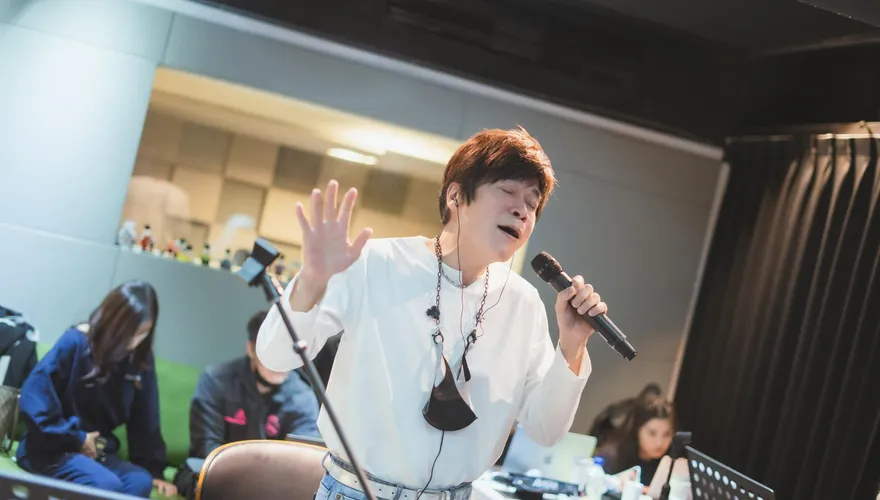 金曲歌王首戰小巨蛋壓力大！　洪榮宏練團彩排胃食道逆流