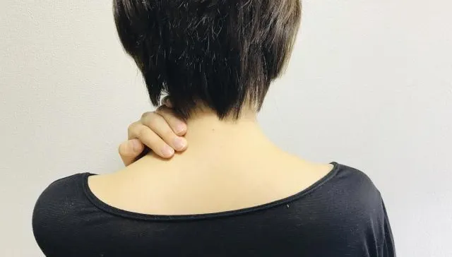 落枕好痛！脖子卡卡痠痛怎麼辦？醫授4招「落枕急救法」加速復原
