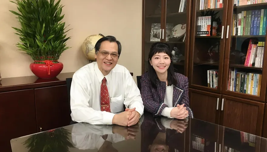 高嘉瑜又被出征！臉書PO和恩師陳明通合照急滅火　綠粉氣炸轟：職業背骨仔