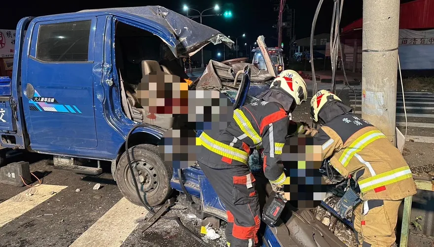 【影】車頭全毀！雲林斗六工程車自撞電線桿　2重傷送醫