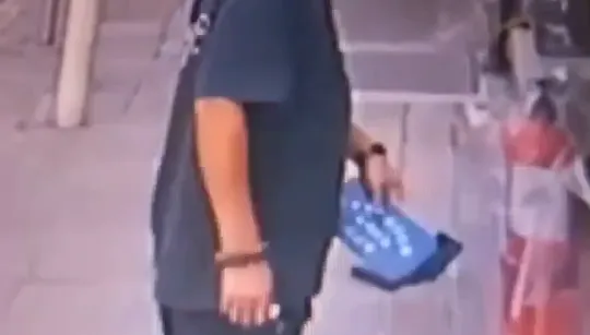 【影】刮花又重踩！不滿遭警強制送醫　莽男竟化身「巡邏箱殺手」