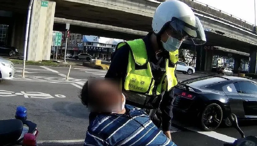 【影】台中阿伯趴機車滿嘴血紅　警發現他吃到「倒吊子」急救援