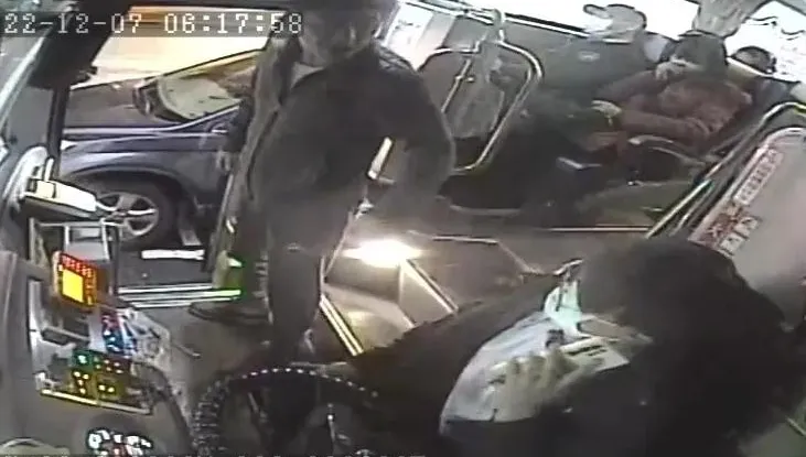 違停公車站不爽被叭！男竟惱怒開車欲撞人又扁公車司機　警方要辦他