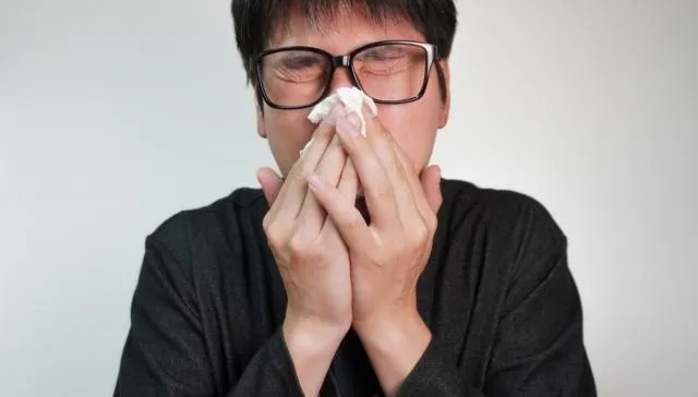 男鼻塞多年以為是過敏　就醫驚見「巨大息肉塞住鼻腔」！