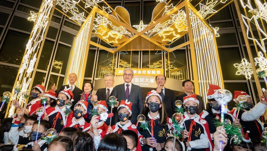 【影】點亮超巨型聖誕祝福　台新金打造50公尺夢幻緞帶燈飾冬夜閃耀