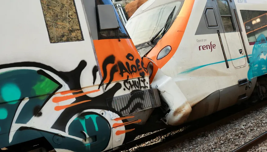 【影】重大交通事故！西班牙巴塞隆納火車追撞「車頭深陷」！155人受傷