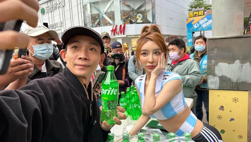 性感教主兌承諾！西門町街頭親送千瓶雪碧　火辣南半球現身引粉絲瞬間暴動