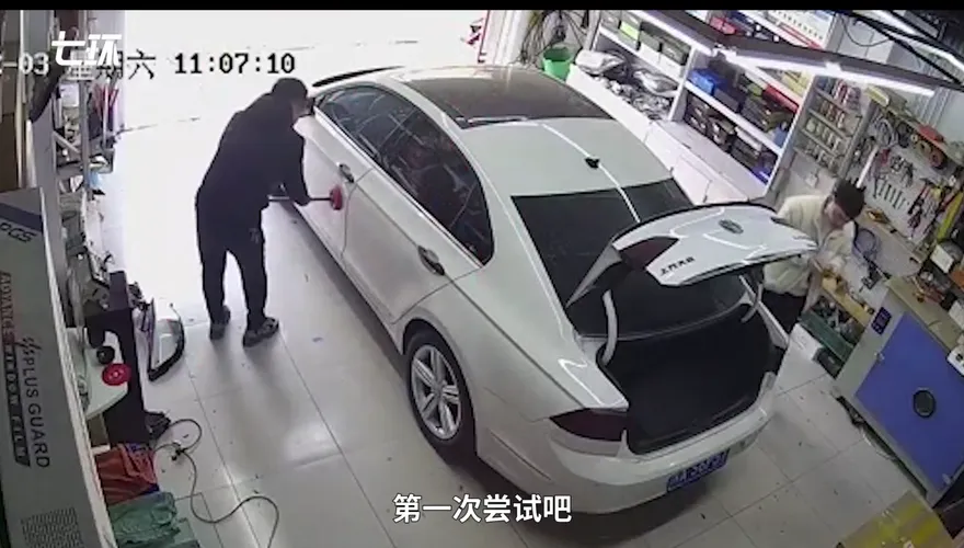 生活小妙招？他一支馬桶刷「吸出」被踢凹的轎車門：看影片學的