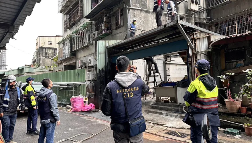 【影】鐵皮工廠違建還敢藏「這個」　遭新北市府拆光光