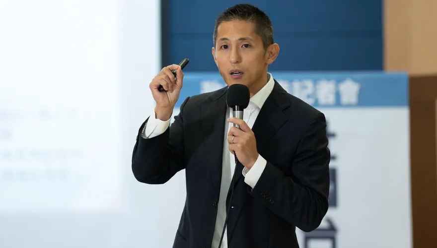 吳怡農「人設崩壞、空話政見2選1 ?」高喊遷松機急撇「沒要犧牲總統專機」