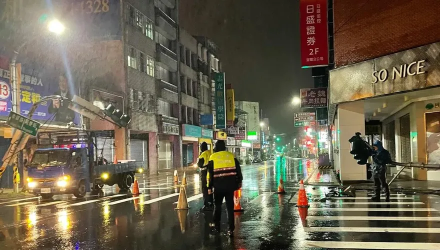 3支燈桿遭鉤倒！男深夜開車載農機經宜蘭市區闖禍　竟肇逃結果吃2罰單
