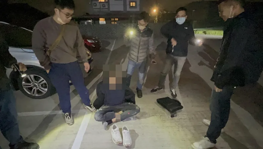 【影】南投警桃園逮強盜犯還得「下田」　3名員警掛彩幸無大礙
