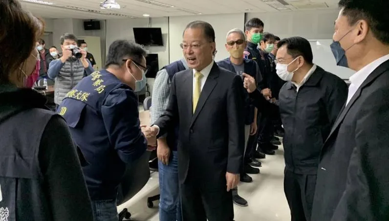 肯定大膽用槍！烘爐地警匪駁火…警政署長黃明昭頒獎勵金