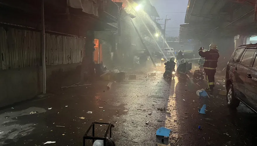 【影】租客找到了！汐止民宅瓦斯氣爆大火　開瓦斯民眾倒臥客廳死亡