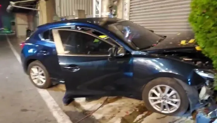 【影】怪！到家前突暴衝自撞花圃　嘉義7旬翁離奇車禍喪命