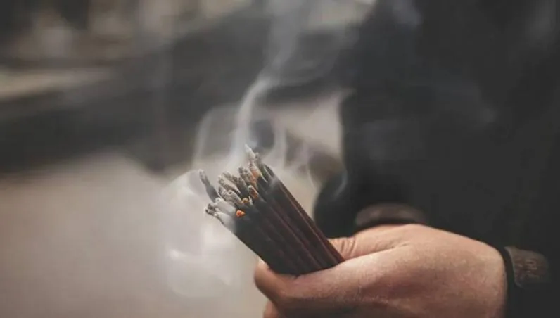 女星拜陰廟！中六合彩喜收錢「下秒被撞死」沒命花　藝人嚇瘋奔回狂捐錢
