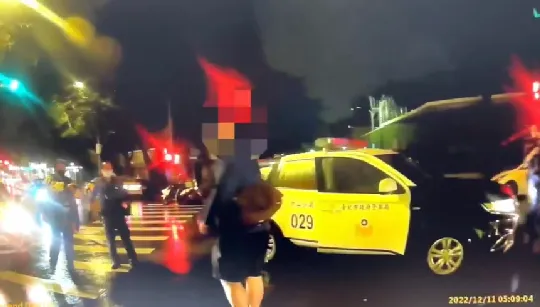 【影】壯男當街亮西瓜刀！耍狠原因曝　他躲警車「突蹦出」一棍拍落驚險畫面直擊