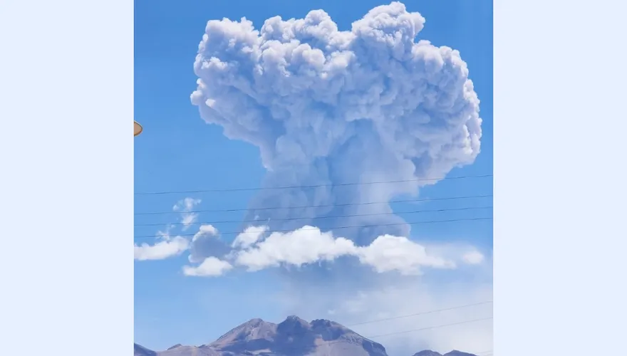 【影】智利北部火山蠢蠢欲動　噴6千公尺高灰柱