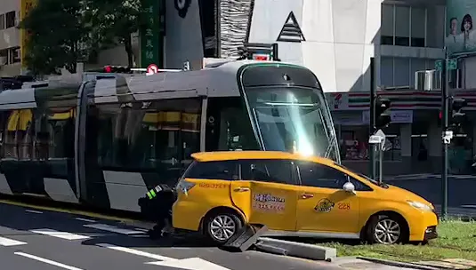 【影】快訊/高雄輕軌與計程車碰撞　幸無人傷　C24至C23下行路線採單線雙向行駛